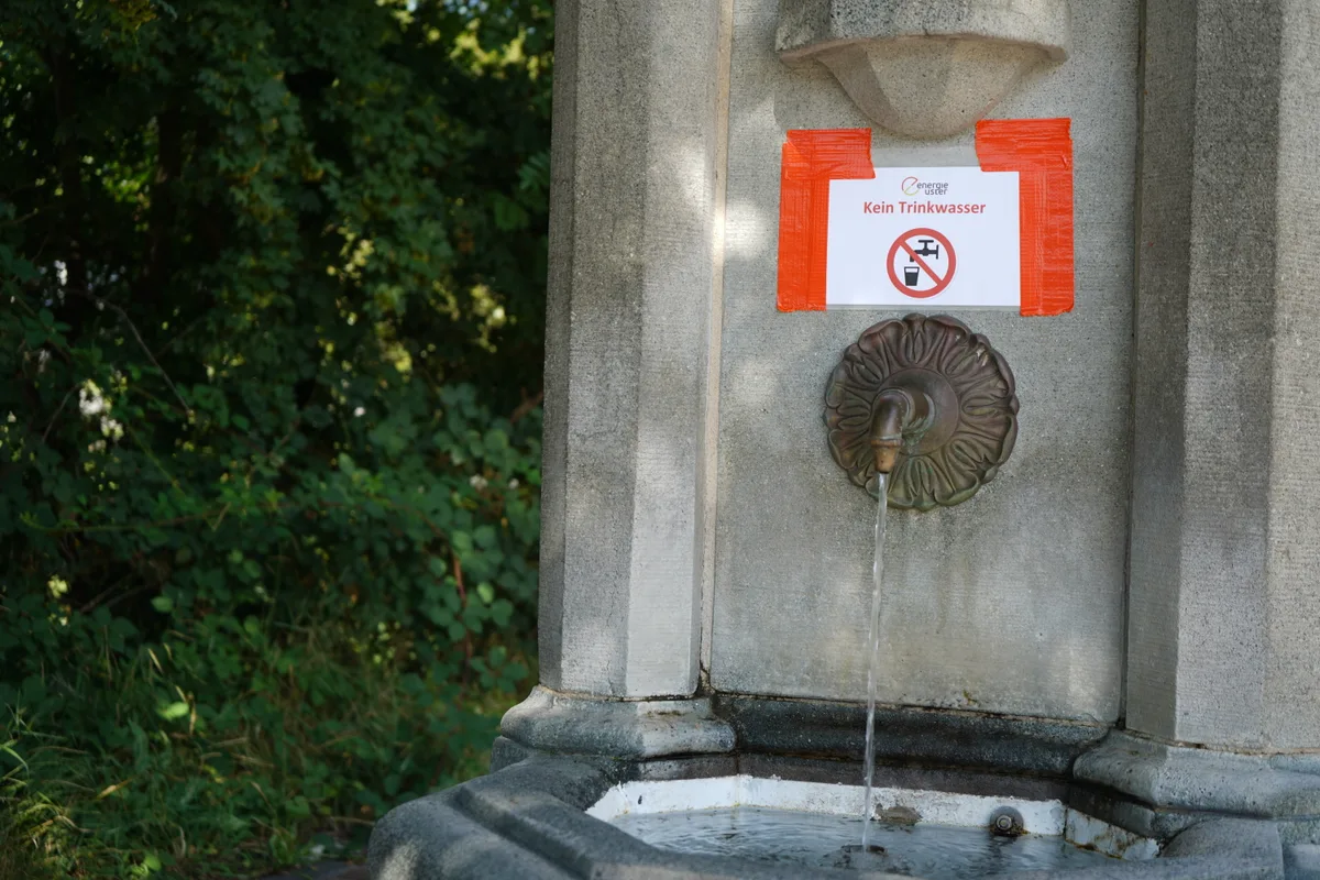 Ein Brunnen mit einem Hinweis.